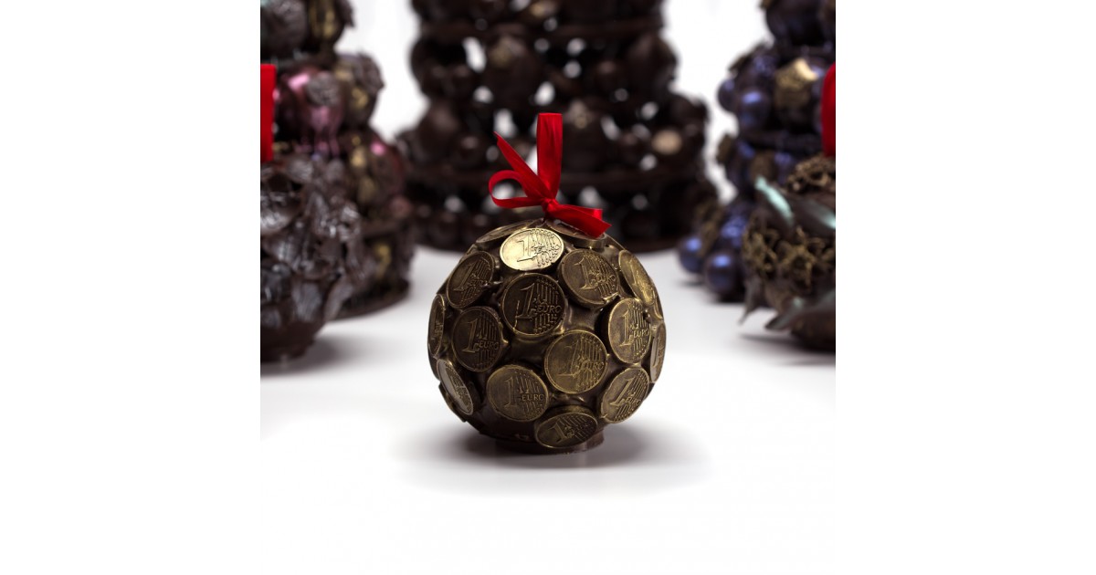 Игрушек шоколад. Шоколадные новогодние шары. Шоколадные елочные игрушки. Шоколадные игрушки на елку. Елочные шары из шоколада.